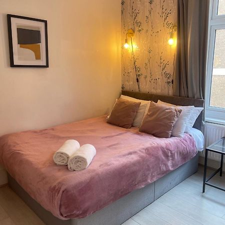 Lovely 2 Bed Flat 2 Floor Miles Londra Exterior foto