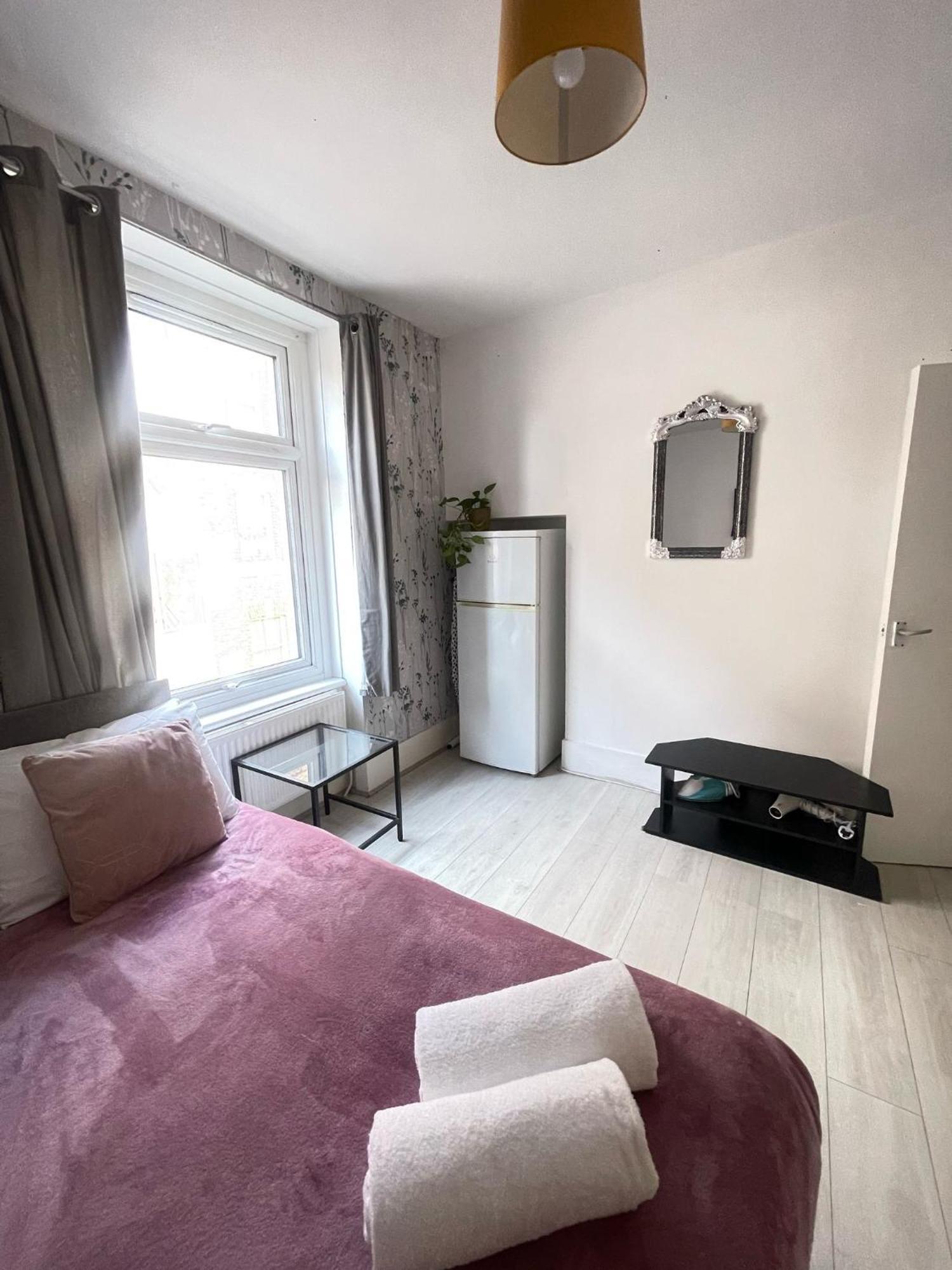 Lovely 2 Bed Flat 2 Floor Miles Londra Exterior foto