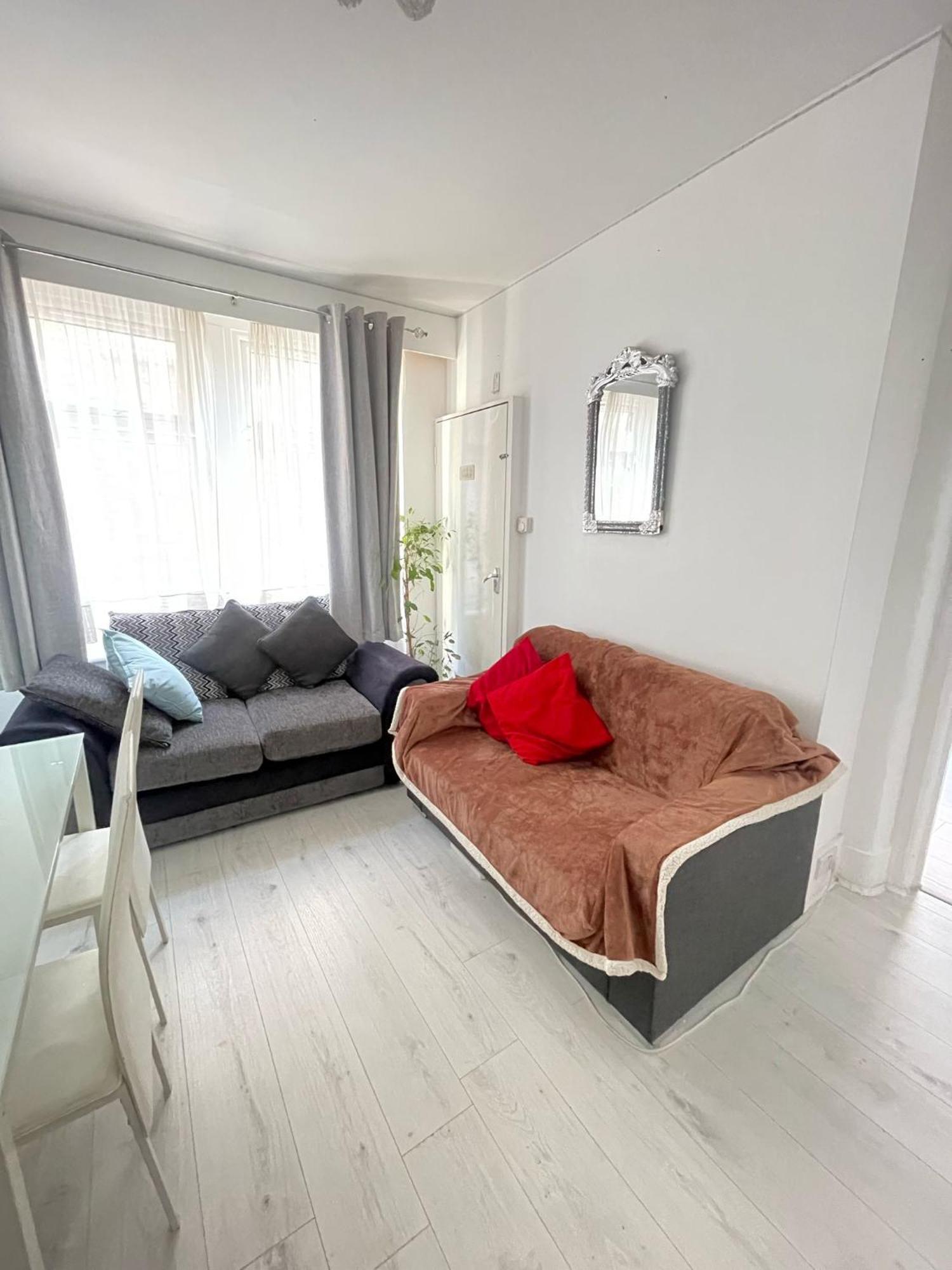 Lovely 2 Bed Flat 2 Floor Miles Londra Exterior foto