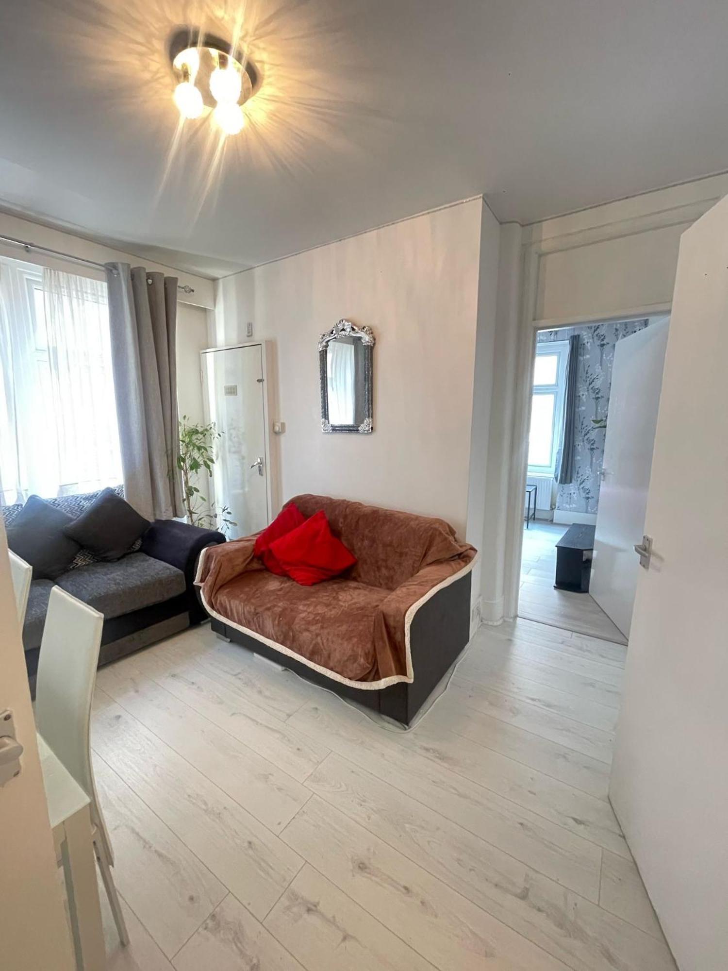 Lovely 2 Bed Flat 2 Floor Miles Londra Exterior foto