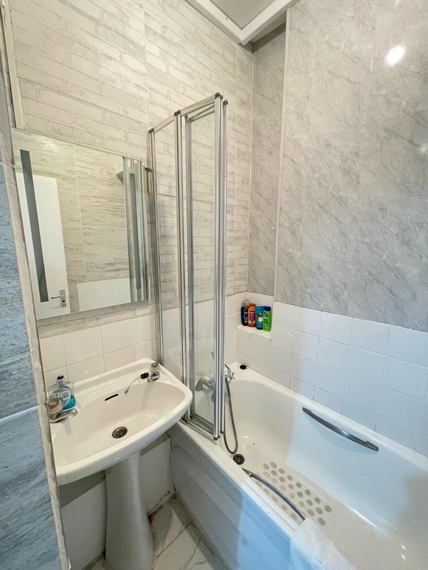 Lovely 2 Bed Flat 2 Floor Miles Londra Exterior foto